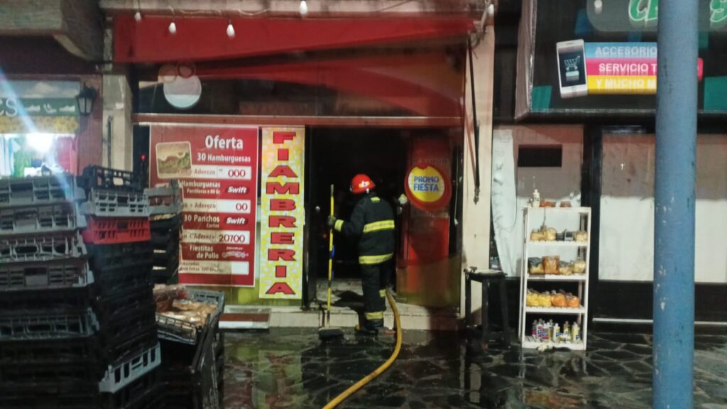 PRINCIPIO DE INCENDIO EN UN COMERCIO DE SAN CLEMENTE FUE RÁPIDAMENTE CONTROLADO POR LOS BOMBEROS VOLUNTARIOS
