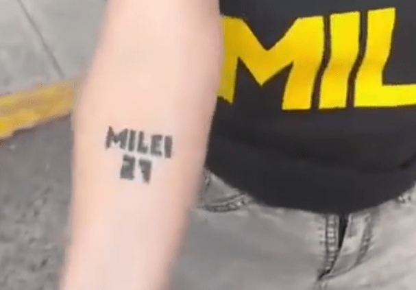VIDEO: UNA LIBERTARIA SE TATUÓ A MILEI “PORQUE ES EL MESÍAS DE ARGENTINA Y DEL MUNDO”