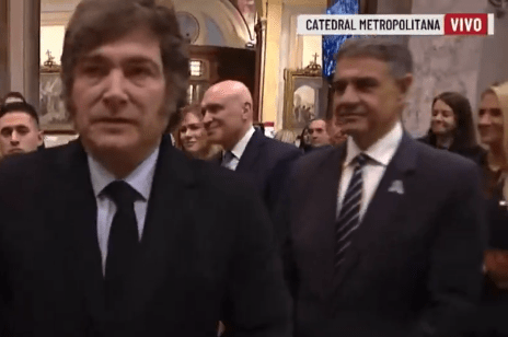 BOCHORNOSO: MILEI LE NEGÓ EL SALUDO A JORGE MACRI Y ESQUIVÓ A VICTORIA VILLARRUEL post thumbnail image