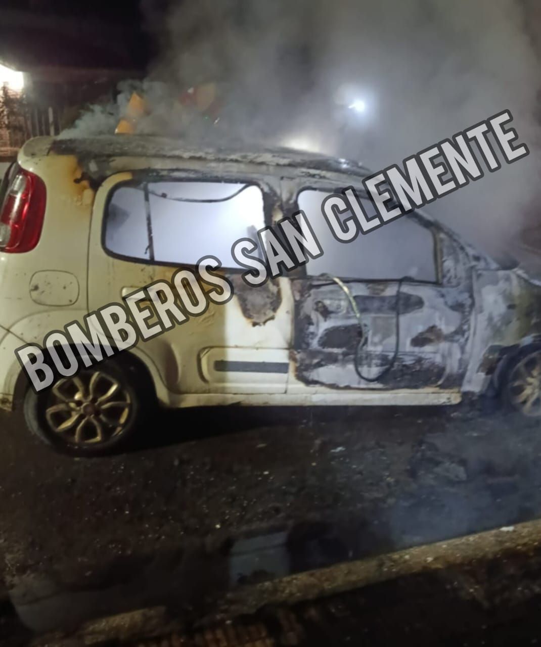 INCENDIO VEHICULAR EN SAN CLEMENTE FUE RÁPIDAMENTE CONTROLADO POR LOS BOMBEROS