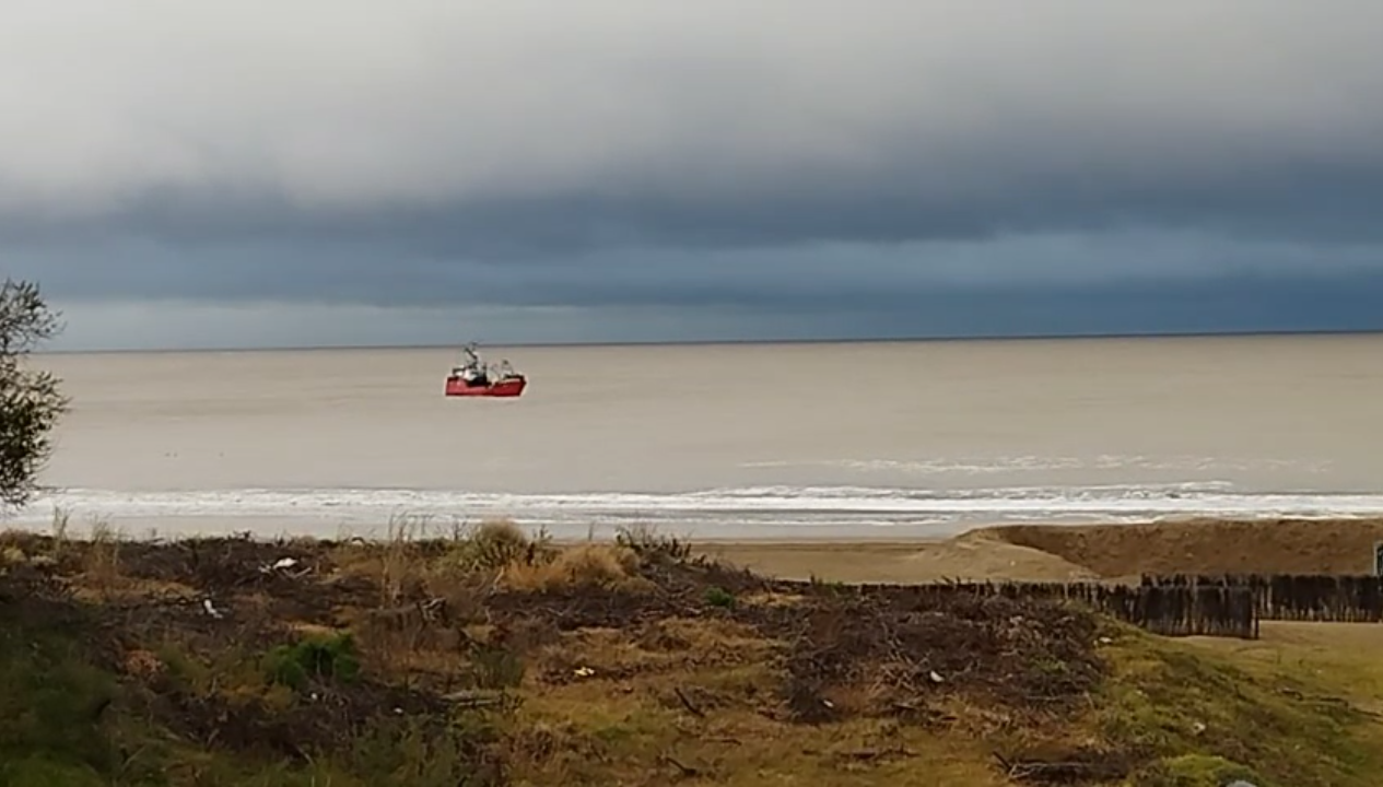 UN BARCO DE PESCA SE REFUGIA FRENTE A LA COSTA DE SAN CLEMENTE DEL TUYÚ POR LOS FUERTES VIENTOS