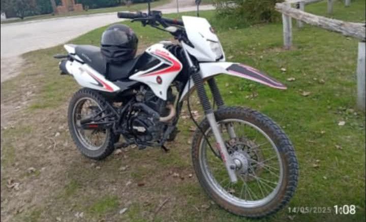 SAN CLEMENTE DEL TUYÚ: LE ROBARON LA MOTO EN CUESTIÓN DE MINUTOS Y PIDE AYUDA PARA RECUPERARLA