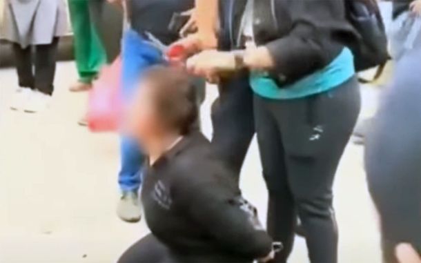 VIOLENTO “LINCHAMIENTO” A UNA ARGENTINA EN BOLIVIA TRAS SER DENUNCIADA POR ROBAR DINERO VIOLENTO “LINCHAMIENTO” A UNA ARGENTINA EN BOLIVIA TRAS SER DENUNCIADA POR ROBAR DINERO