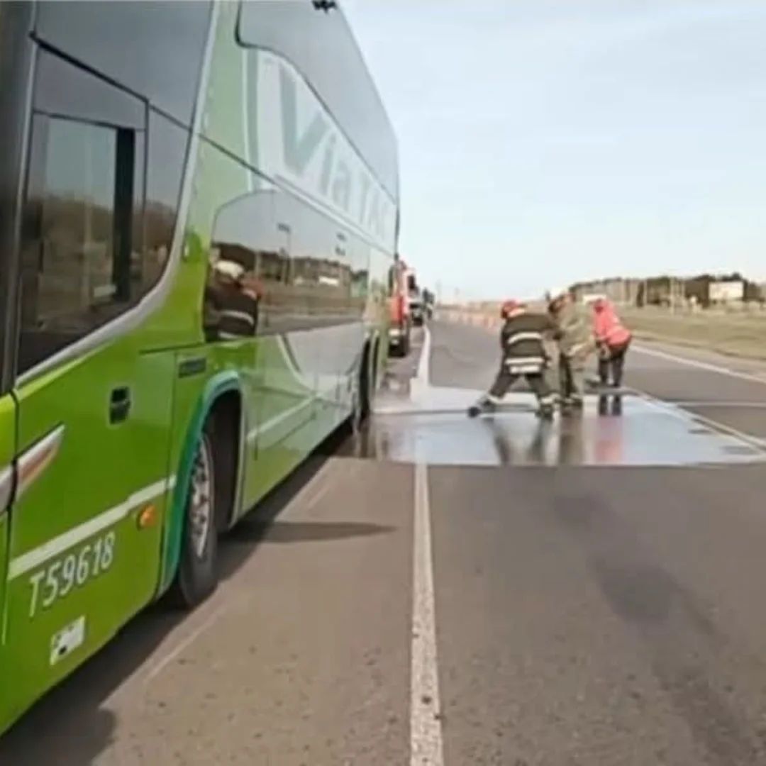 PÉRDIDA DE ACEITE DE UN MICRO EN LA RUTA 11: OPERAN BOMBEROS DE SAN CLEMENTE post thumbnail image