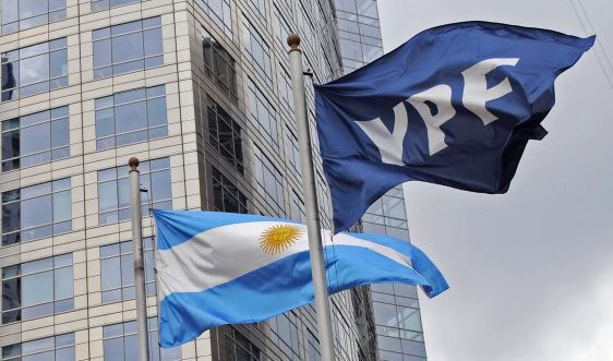 FRENAN EL FALLO QUE ORDENA ENTREGAR EL 51% DE LAS ACCIONES DE YPF