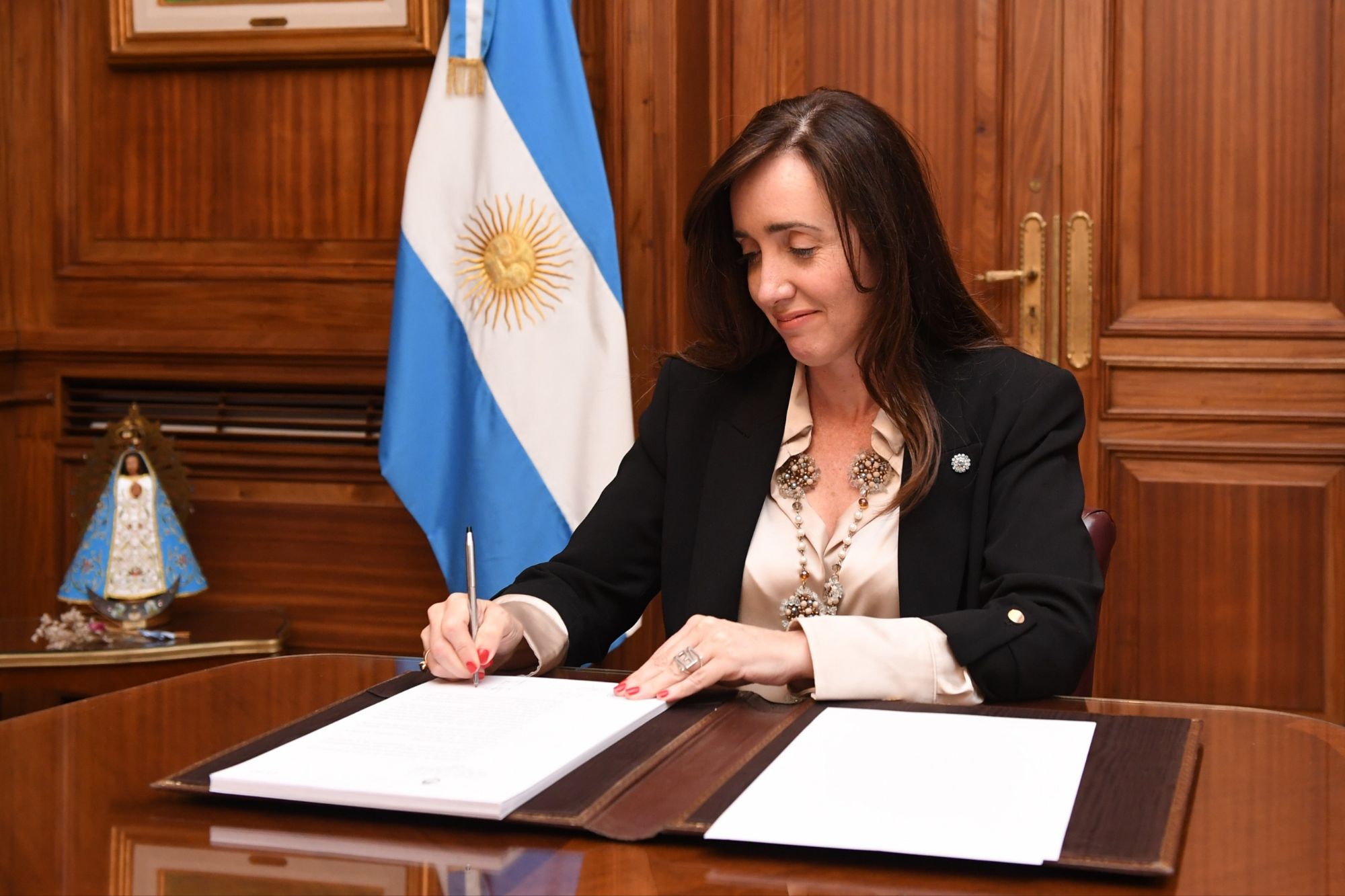 VICTORIA VILLARRUEL DENUNCIÓ A UN PERIODISTA DE LA DERECHA DIARIO POR “REBELIÓN” Y “AMENAZAS” post thumbnail image