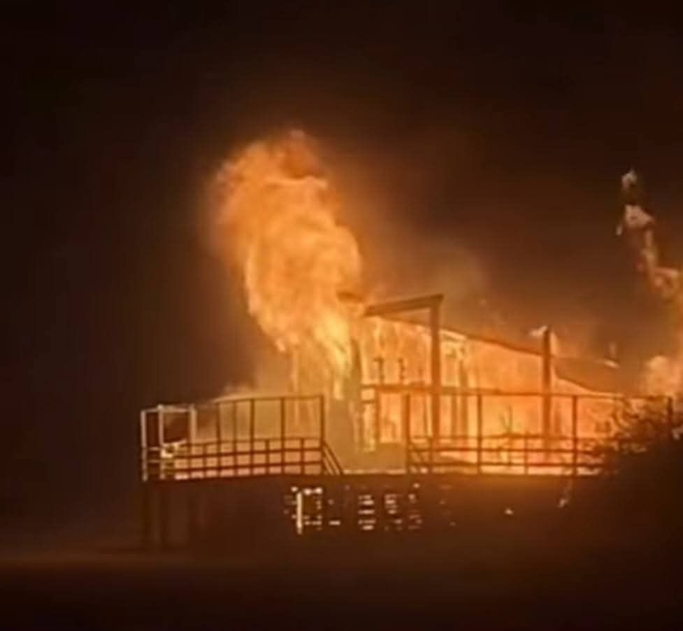 INCENDIO EN UN BALNEARIO DE MAR DE AJÓ: TRABAJARON 30 BOMBEROS PARA CONTROLAR LAS LLAMAS
