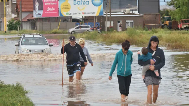 EL GOBIERNO REDUJO A LA MITAD EL FONDO DE AYUDA A LOS INUNDADOS DE BAHÍA BLANCA Y EXPLOTARON LAS REDES