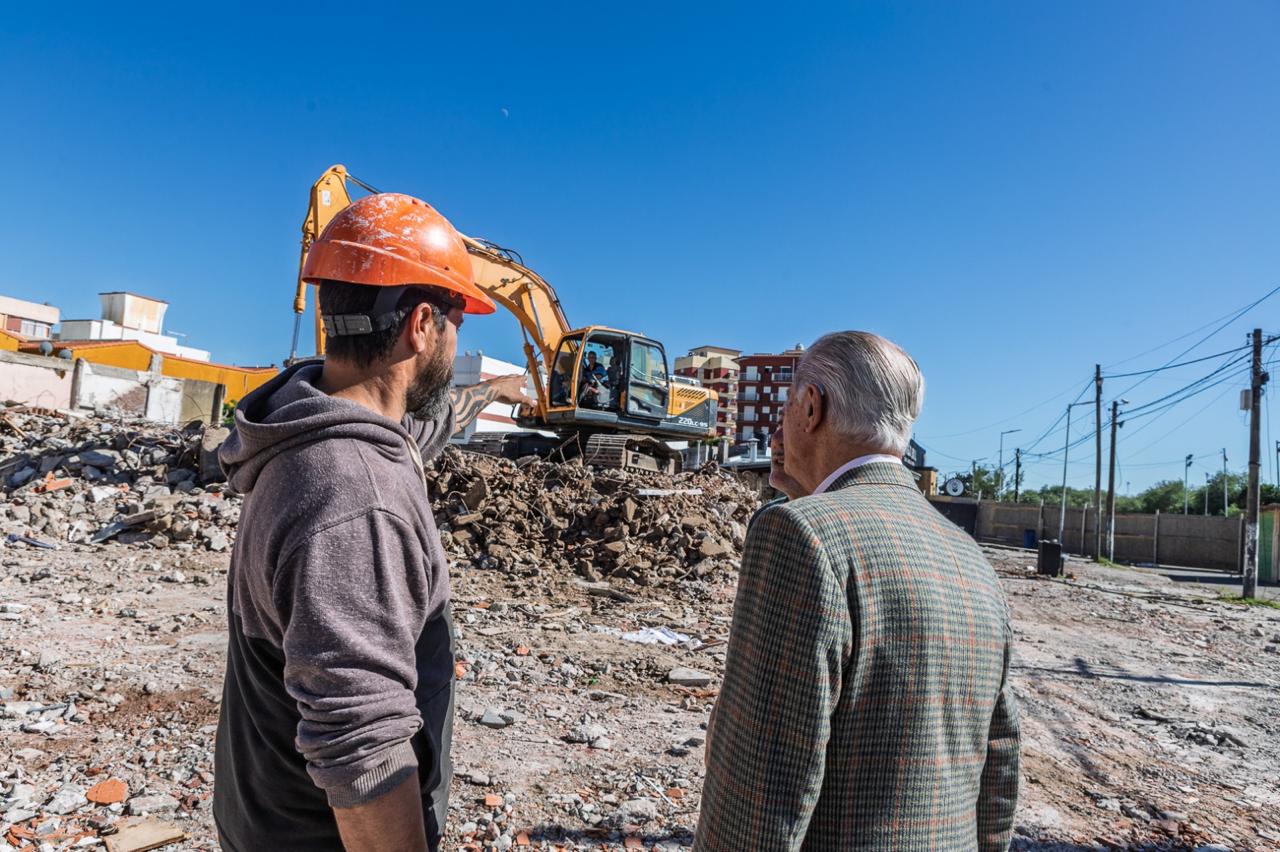 SANTA TERESITA: LA MUNICIPALIDAD FINALIZÓ LA DEMOLICIÓN DEL EDIFICIO DE COSTANERA Y 38 PARA GARANTIZAR LA SEGURIDAD SANTA TERESITA: LA MUNICIPALIDAD FINALIZÓ LA DEMOLICIÓN DEL EDIFICIO DE COSTANERA Y 38 PARA GARANTIZAR LA SEGURIDAD