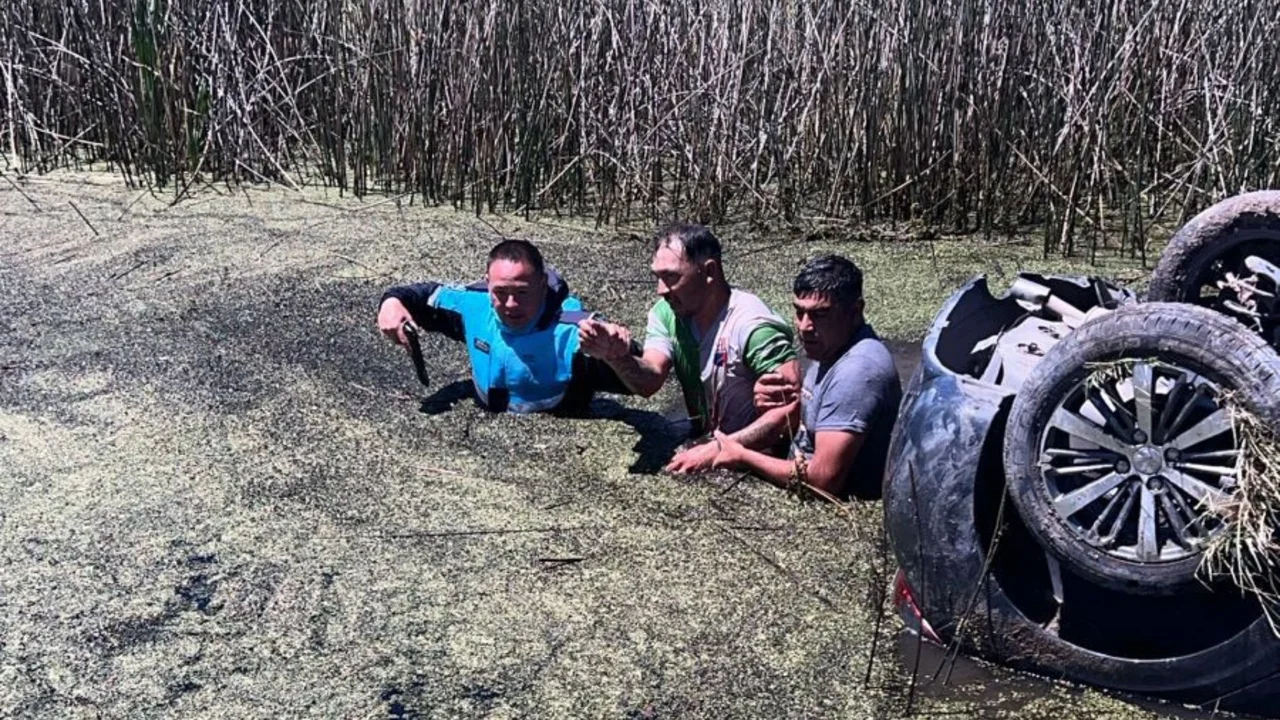 ROBÓ UN AUTO, VOLCÓ EN UN ZANJÓN DEL PARTIDO DE LA COSTA Y FUE DETENIDO ROBÓ UN AUTO, VOLCÓ EN UN ZANJÓN DEL PARTIDO DE LA COSTA Y FUE DETENIDO