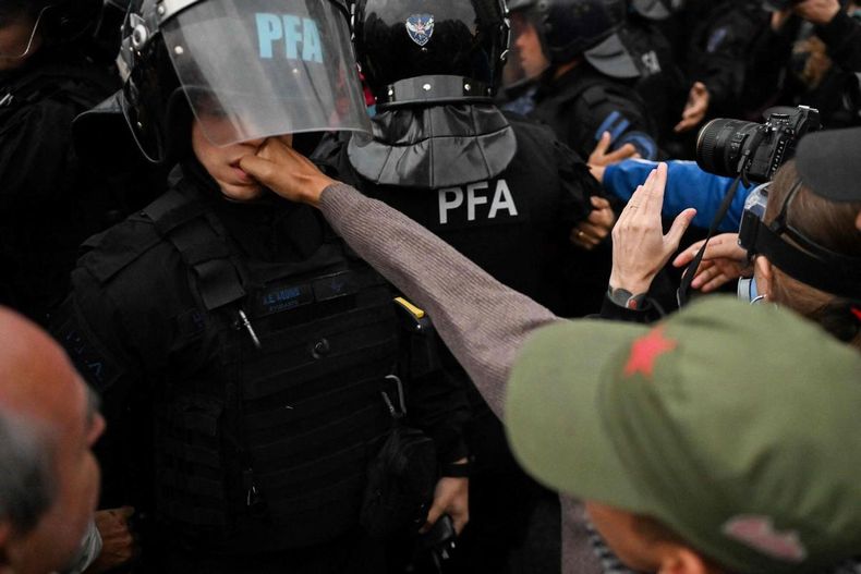 ELIGIERON UNA FOTO DE LA MARCHA DE JUBILADOS EN EL CONGRESO ENTRE LAS MEJORES DEL AÑO ELIGIERON UNA FOTO DE LA MARCHA DE JUBILADOS EN EL CONGRESO ENTRE LAS MEJORES DEL AÑO