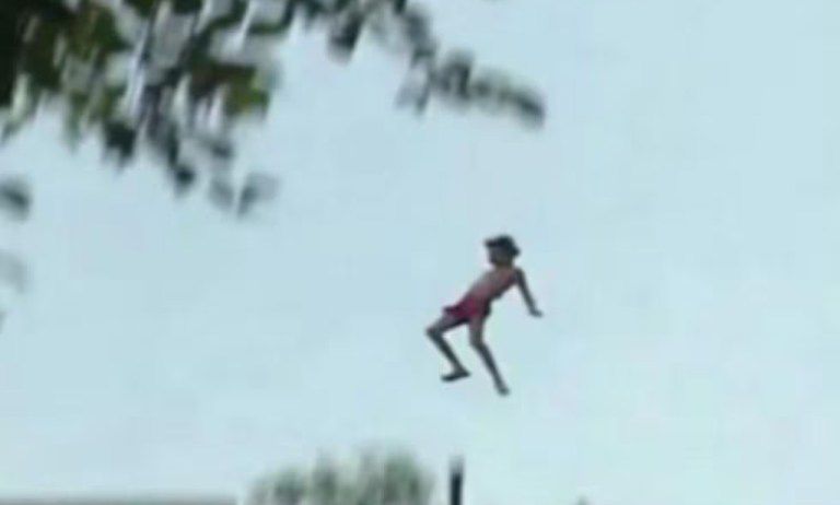 HACE 26 AÑOS, CHARLY GARCÍA SE TIRABA DESDE EL NOVENO PISO A LA PILETA DE UN HOTEL EN MENDOZA post thumbnail image