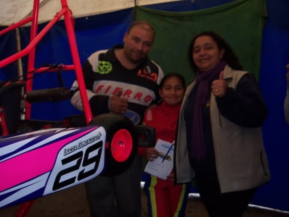 LUCÍA GONZÁLEZ DE 20 AÑOS, CORREDORA DE AUTOMÓVILES Y VIVE EN MAR DE AJÓ