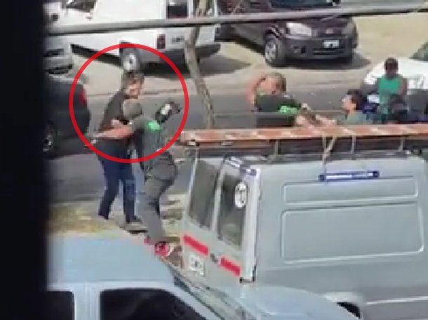 BRUTAL PELEA EN CASTELAR: LO GOLPEARON CON UN FIERRO EN LA CABEZA Y QUEDÓ INCONSCIENTE BRUTAL PELEA EN CASTELAR: LO GOLPEARON CON UN FIERRO EN LA CABEZA Y QUEDÓ INCONSCIENTE