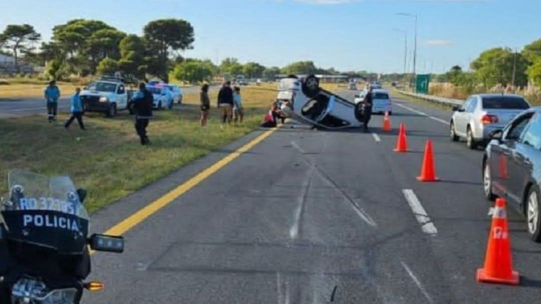 DOS VUELCOS EN LA RUTA 11 DURANTE EL FIN DE SEMANA LARGO: NO HUBO HERIDOS post thumbnail image