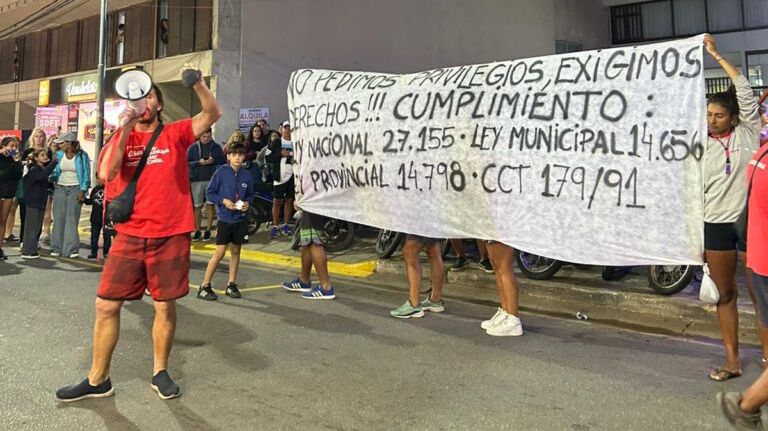 CAMINATA PACÍFICA DE GUARDAVIDAS EN RECLAMO DE MEJORAS EN LAS CONDICIONES LABORALES CAMINATA PACÍFICA DE GUARDAVIDAS EN RECLAMO DE MEJORAS EN LAS CONDICIONES LABORALES