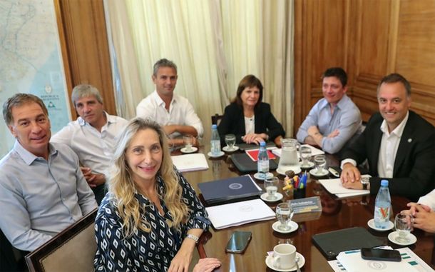 EL GOBIERNO DEFINE SU ESTRATEGIA PARA RESPALDAR A MANUEL ADORNI EN EL CONGRESO post thumbnail image