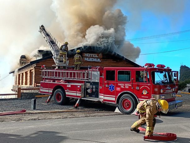 FEROZ INCENDIO EN BARILOCHE: ARDIÓ EL HISTÓRICO HOTEL HUEMUL post thumbnail image