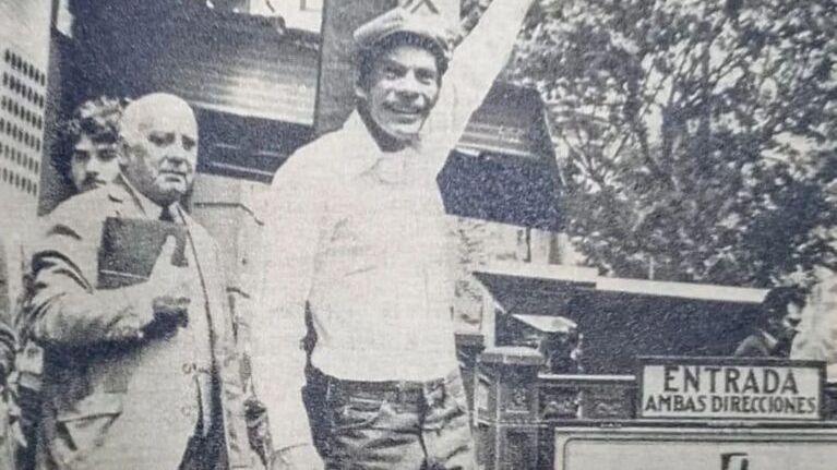 EL “RORO” EN LA CIUDAD DE LA FURIA: LA FOTO INÉDITA DE RAMÓN VALDÉS QUE REVOLUCIONA LAS REDES post thumbnail image