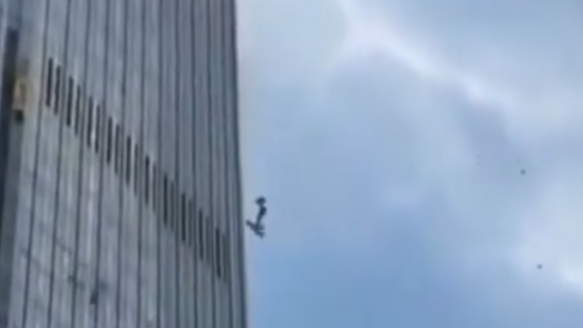 CHINA: SE ESTRELLÓ UNA AVIONETA CONTRA EL EDIFICIO MÁS ALTO DE BEIJING