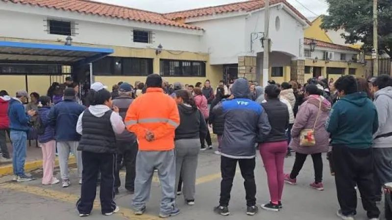 RECLAMO DE VECINOS CONTRA EDEA POR FUERTES AUMENTOS EN LAS FACTURAS DE LUZ RECLAMO DE VECINOS CONTRA EDEA POR FUERTES AUMENTOS EN LAS FACTURAS DE LUZ