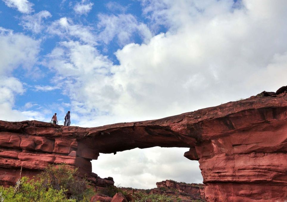 LOS COLORADOS: UN VIAJE ENTRE PAISAJES, HISTORIA Y MISTERIO EN LA RIOJA LOS COLORADOS: UN VIAJE ENTRE PAISAJES, HISTORIA Y MISTERIO EN LA RIOJA